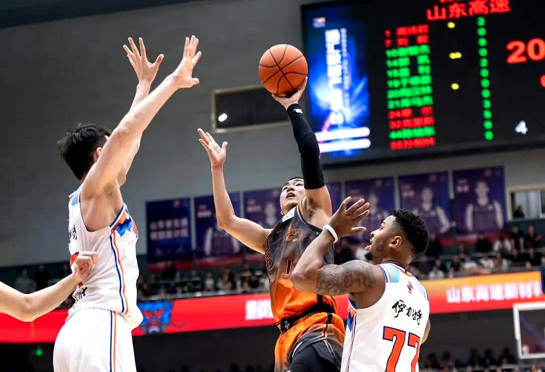 关于CBA常规赛转会期走向成谜，山东男篮外线爆发，媒体盛赞，身体对抗强度拉满的信息-爱游戏官网主页