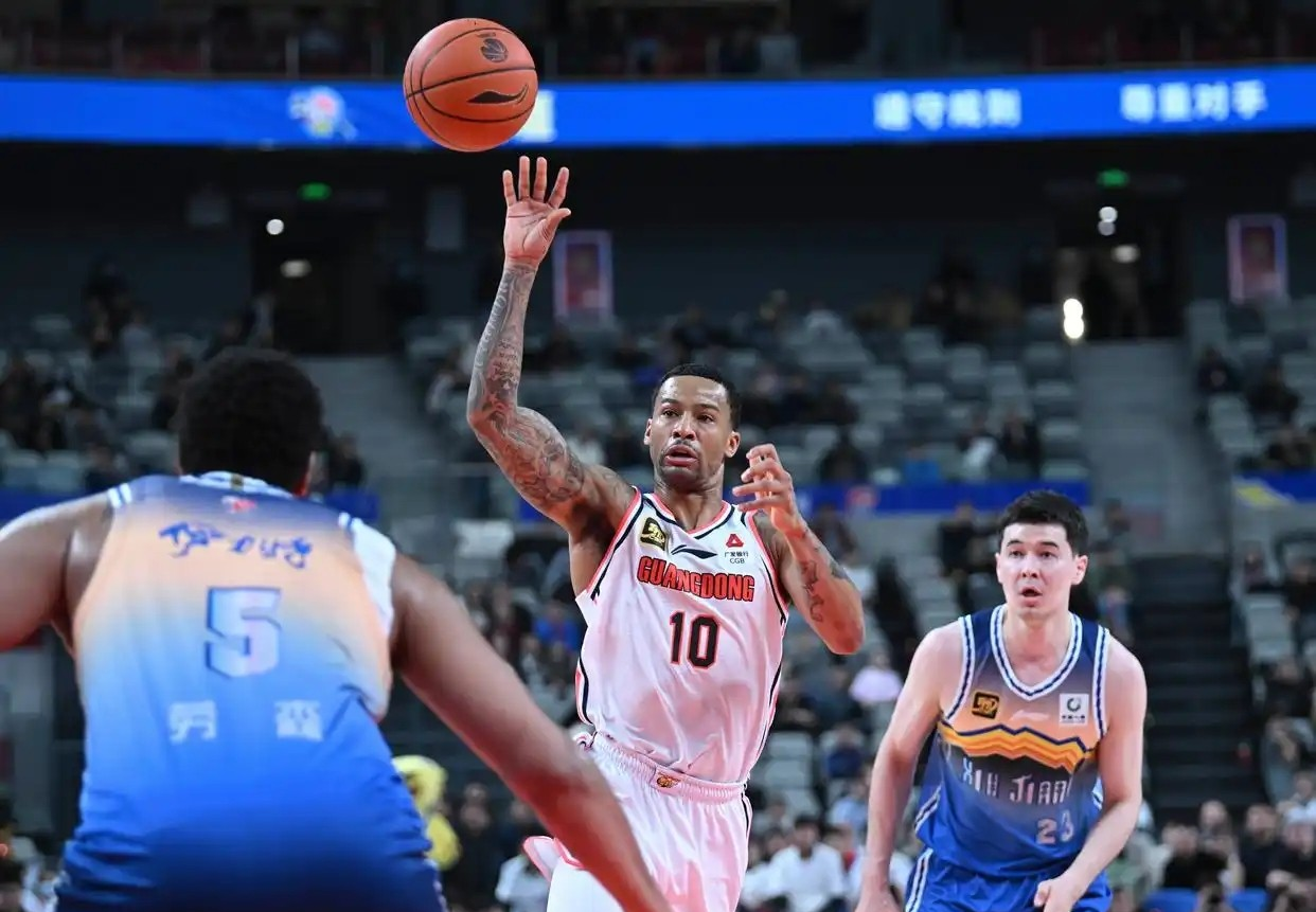 包含西甲倒计时，广东宏远今晚绝杀压哨，细节引发关注，态度坚定，年轻球员得到机会的词条