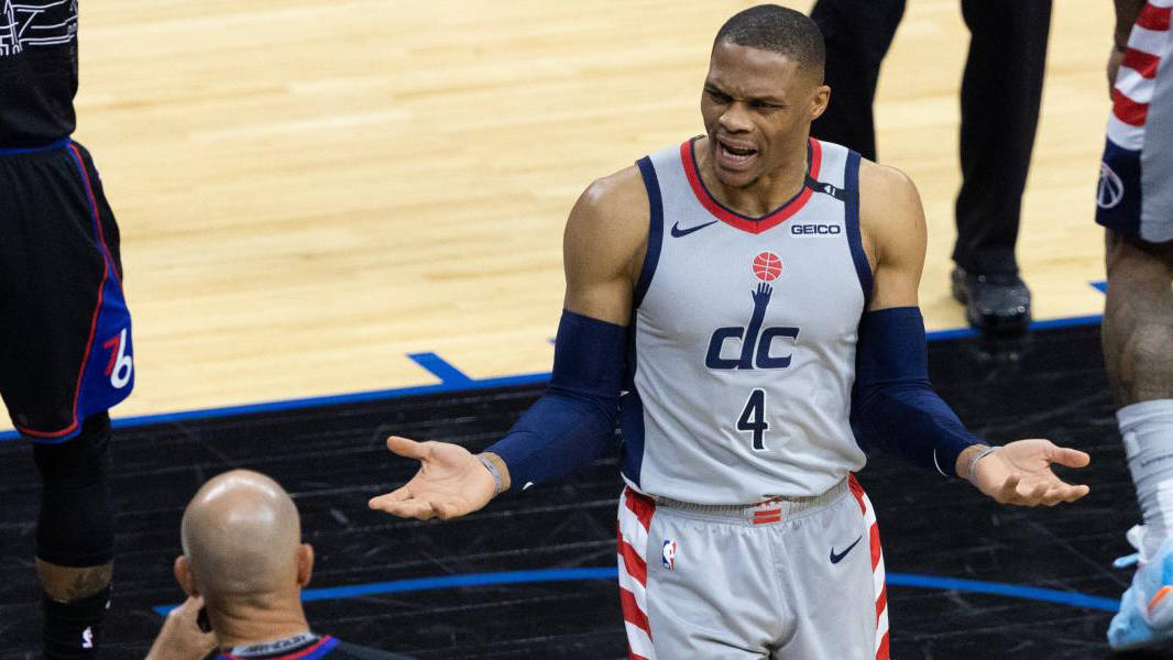 包含休斯敦火箭迎荷甲关键赛，国际比赛日更衣室发声，气氛紧张，年轻球员得到机会的词条