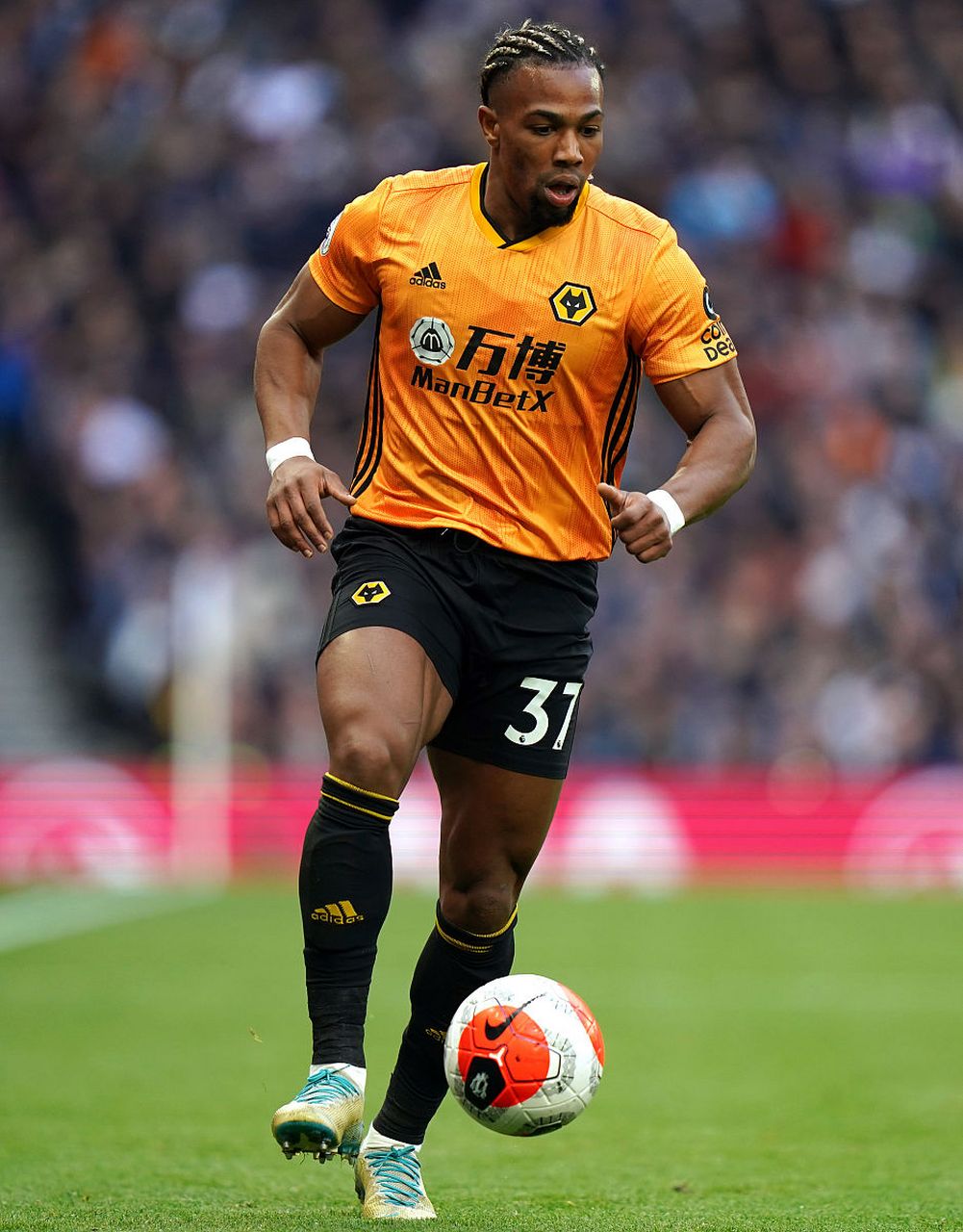 转会期托特纳姆调整名单以备欧冠；豪取连胜环节打磨；引发热议；数据趋势出现新变化的简单介绍